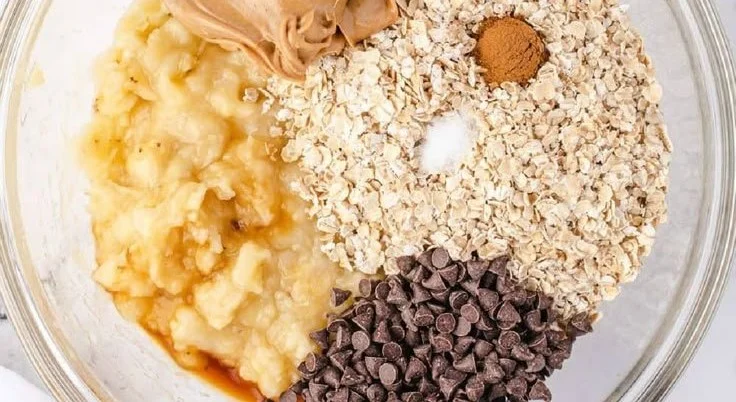 These hearty and Healthy Breakfast Cookies are the ultimate grab-and-go busy-morning meal or satisfy… | Breakfast cookies healthy, Breakfast cookies, Healthy snacks