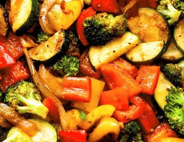 Easy Chicken and Vegetables Skillet Recipe Combines Garlicky Chicken Breast and a Rainbow of…